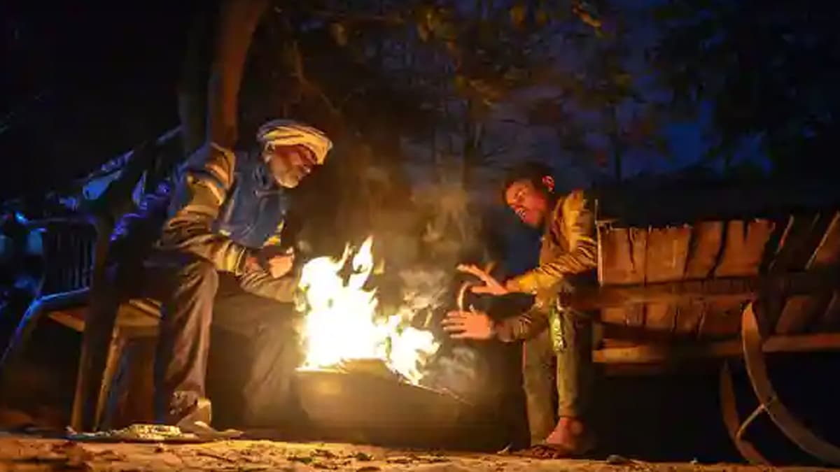 Delhi Weather Update: दिल्ली में छाया घना कोहरा, ट्रेनें प्रभावित