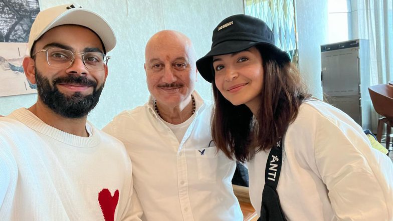 Virat Kohli और Anushka Sharma से एयरपोर्ट पर मिले Anupam Kher, एक्टर ने तस्वीर शेयर कर जाहिर की खुशी (See Pic) 