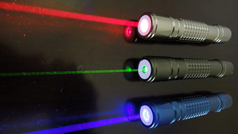 Laser Light Flash on Planes: विमानों की ओर फ्लैश ना करें लेजर लाइट, गोवा के मजिस्ट्रेट ने लोगों से की अपील