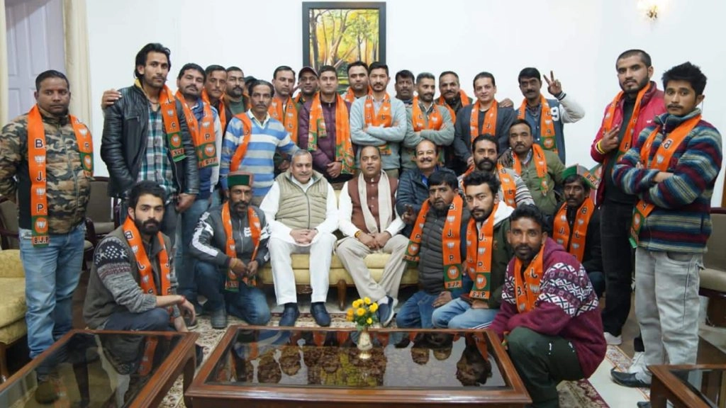  हिमाचल विधानसभा चुनाव से पहले कांग्रेस को बड़ा झटका, 26 नेता BJP में शामिल