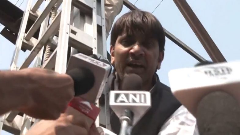 MCD चुनाव में टिकट नहीं मिलने पर टावर पर चढ़े AAP के पूर्व पार्षद हसीब-उल-हसन, काफी मान मनौव्वल के बाद नीचे उतरे- Video