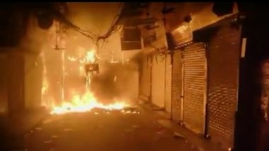 Chandni Chowk Fire: चांदनी चौक में 150 दुकानें जलकर राख, 300 करोड़ का नुकसान, अभी भी सुलग रही आग