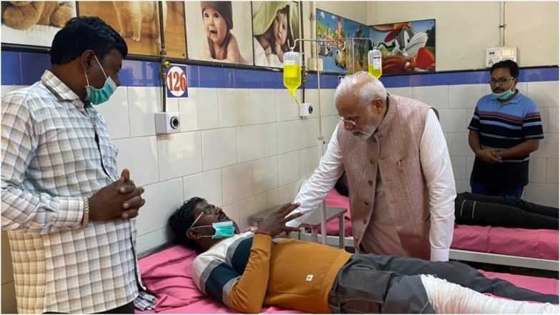 Morbi Bridge Tragedy: मोरबी ब्रिज दुर्घटनास्थल का जायजा लेने के बाद अस्पताल पहुंचे पीएम मोदी, घायलों से की मुलाकात