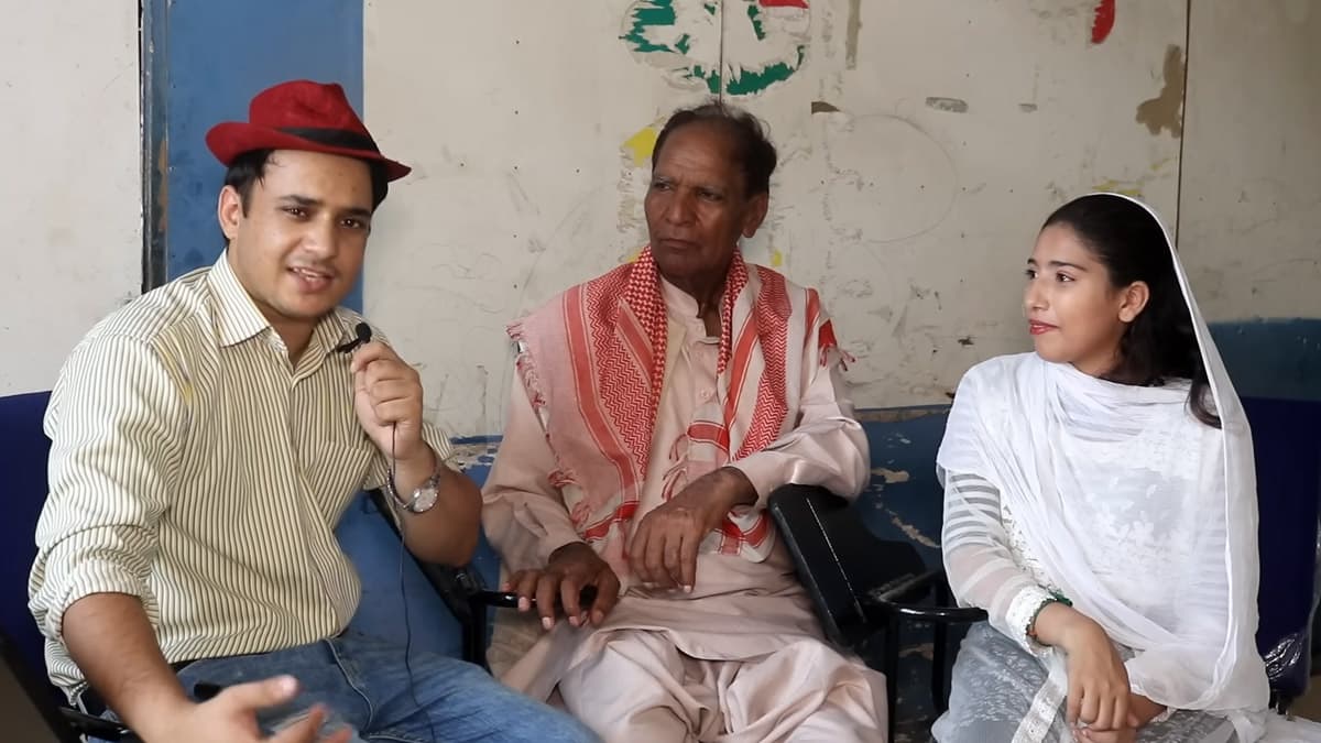 Love Is Blind! पाकिस्तान में 70 साल के बुजुर्ग ने 19 साल की लड़की से की लव मैरिज, मार्निंग वॉक के दौरान हुआ था प्यार (Watch Viral Video)