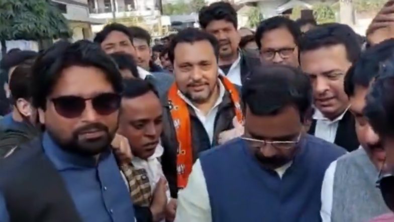 Video: आजम खान को बड़ा झटका, पुराने साथी और मीडिया प्रभारी फ़साहत अली अपने समर्थकों के साथ BJP में शामिल