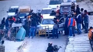 Saharanpur Toll Plaza Video: सहारनपुर टोल प्लाजा पर दो पक्षों के बीच जमकर मारपीट, चले लात-घूंसे, वारदात CCTV में कैद