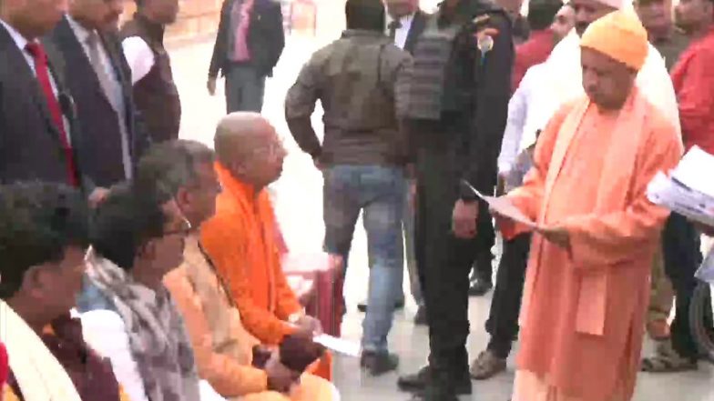 Uttar Pradesh: CM योगी आदित्यनाथ ने गोरखपुर में 'जनता दर्शन' के दौरान लोगों की समस्याएं सुनीं