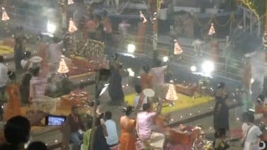 Varanasi Dev Deepawali 2022: वाराणसी के दशाश्वमेध घाट पर दिखा अद्भुत नजारा, आप भी देखें महागंगा आरती का Video