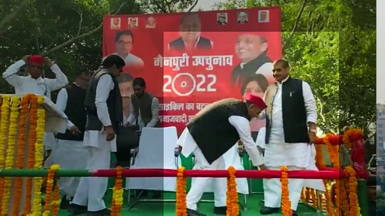 VIDEO: उपचुनाव से पहले चाचा शिवपाल के चरणों में अखिलेश यादव, मंच पर छुए पैर