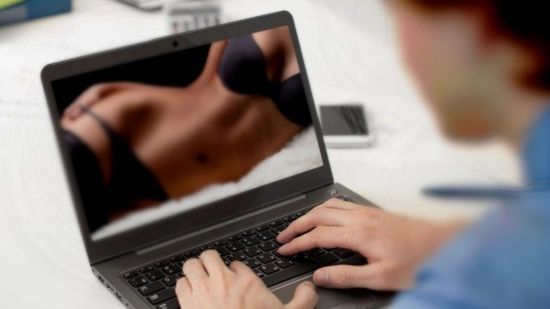 Mumbai: Porn देख रहा था 83 साल का बुजुर्ग, स्क्रीन पर आया खतरनारक मैसेज और 32 हजार रुपये का लग गया चूना
