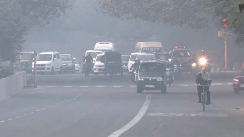 Dense Fog Engulfs North India: दिल्ली समेत उत्तर भारत में घना कोहरा, कम विजिबिलिटी से यातायात प्रभावित