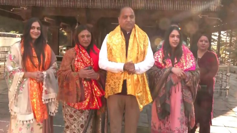 Himachal Election 2022: वोट डालने से पहले  हिमाचल के CM जयराम ने परिवार समेत मंदिर में की पूजा