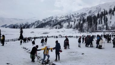 Snowfall in Jammu-Kashmir: जम्मू-कश्मीर के राजौरी में बर्फबारी, मुगल रोड बंद, यातायात ठप