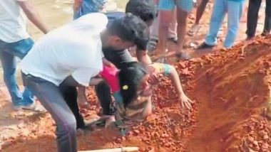 Viral VIDEO: जमीन विवाद को लेकर मां-बच्ची को जिंदा दफनाने की कोशिश, बचाने का वीडियो वायरल
