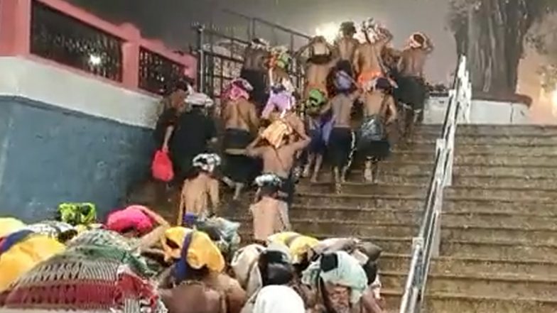 Sabrimala Temple: भारी बारिश के बावजूद सबरीमाला में भगवान अयप्पा के दर्शन के लिए उमड़ी भक्तों की भीड़, देखें वीडियो