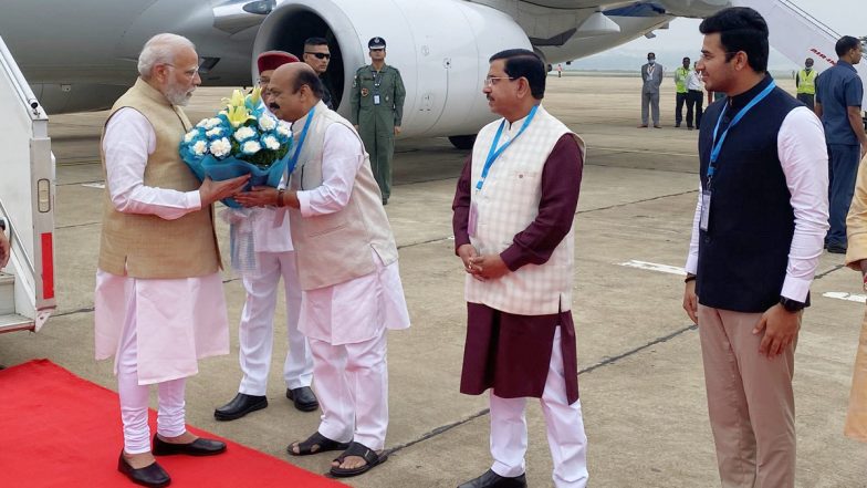 PM Modi Karnataka Visit: प्रधानमंत्री मोदी बेंगलुरु पहुंचे, केम्पेगौड़ा एयरपोर्ट के टर्मिनल 2 का करेंगे शुभारंभ