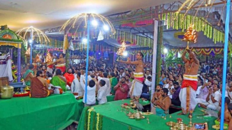 Swarnamukhi Nadiharati Utsav: श्रीकालहस्ती में उत्सव के रूप में किया गया स्वर्णामुखी नदी आरती का भव्य आयोजन, देखें मनमोहक तस्वीरें