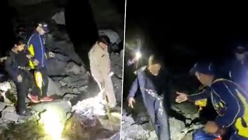 Video: उत्तराखंड पुलिस ने कोटि के जंगल में देर रात तलाशी अभियान के दौरान 5 लापता ट्रेकर्स को बचाया, डीजीपी ने पुलिस कर्मियों की सराहना की, देखें वीडियो