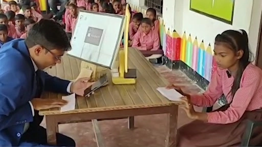  यूपी के इस स्कूल टीचर ने पढ़ाने के लिए अपनाया अनोखा तरीका, हॉट सीट पर बैठकर करते हैं बच्चों से सवाल