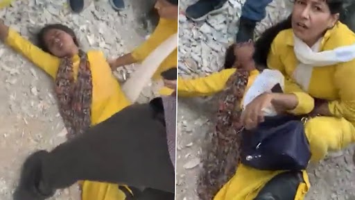 Video: वाराणसी में शोरूम के बाहर दुकान हटाने को लेकर विवाद, महिलाओं के साथ हुई मारपीट, देखें वीडियो