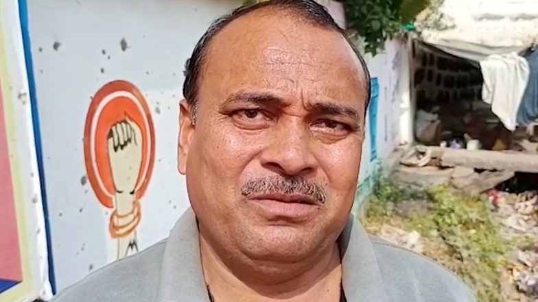 Video: UP के हमीरपुर में शख्स पत्नी की शिकायत करने पहुंचा थाने, बोला- गर्म चिमटे से मारती है