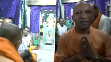 गुजरात: उत्तर प्रदेश के मुख्यमंत्री योगी आदित्यनाथ ने द्वारकाधीश मंदिर में की पूजा अर्चना (Watch Video)