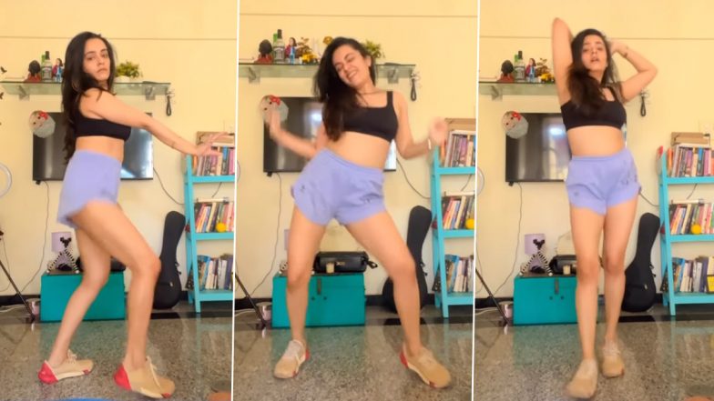 एक्ट्रेस Apoorva Arora ने सेक्सी स्पोर्ट्स ब्रा पहनकर 'Chiggy Wiggy' सॉन्ग पर किया हॉट डांस, फैंस भी हुए दंग
