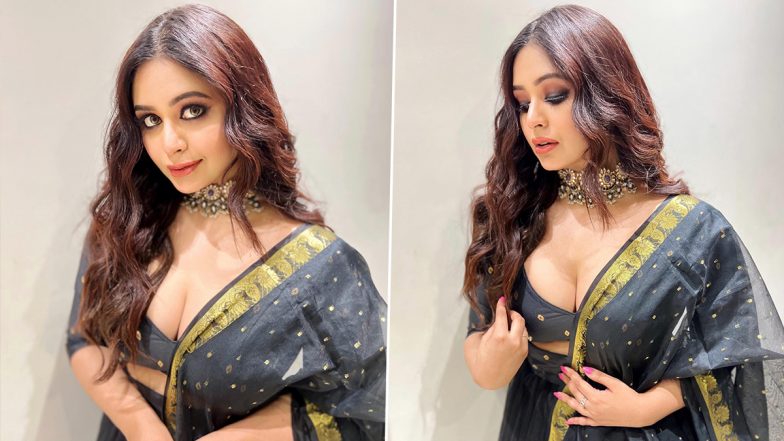 बंगाली एक्ट्रेस Ritabhari Chakraborty ने सेक्सी साड़ी पहनकर दिखाया बोल्ड अवतार, हॉटनेस पर फिदा हुए फैंस
