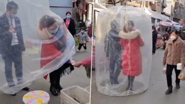 Coronavirus In China: चीन में कोरोना संकट के बीच घर से बाहर निकलने के लिए लोगो ने अपनाया यूनिक तरीका (Watch Video)