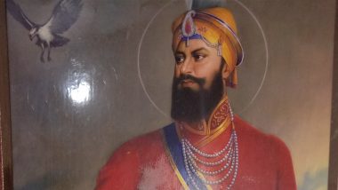 Guru Gobind Singh Jayanti: गुरु गोबिंद सिंह की जयंती पर गोल्डन टेम्पल को रंग-बिरंगी लाइटों से सजाया गया (Watch Video)