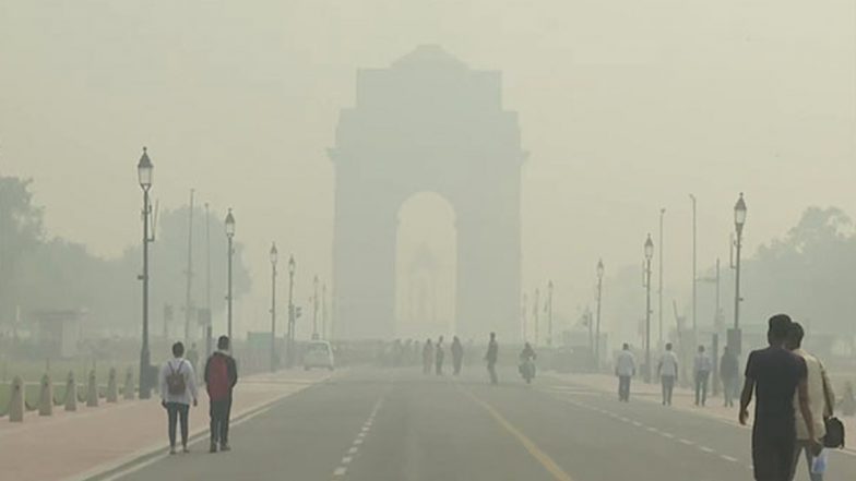 Delhi Weather Update: दिल्ली में बढ़ी शीतलहर, कोहरे के कारण घटी विजिबिलिटी