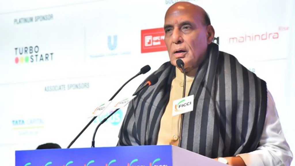 सरकार 2025 तक 22 अरब डॉलर का रक्षा उत्पादन लक्ष्य हासिल करने को प्रतिबद्ध: राजनाथ