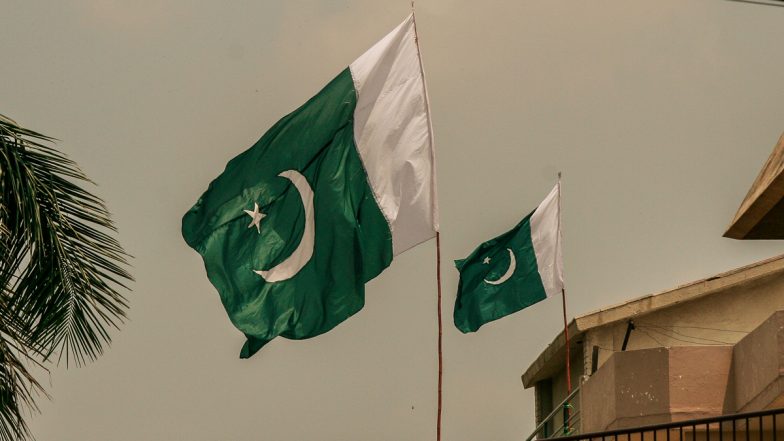 Pakistan Flag: गणतंत्र दिवस पर शख्स ने अपने घर पर फहराया पाकिस्तानी झंडा, देशद्रोह के तहत होगी कार्रवाई