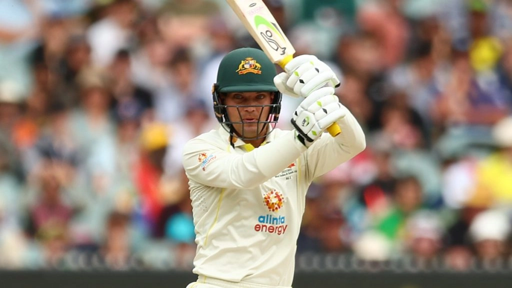 नंबर 10 पर आए मिचेल स्टार्क ने एनरिक नार्जे की गेंद पर छक्का लगाया