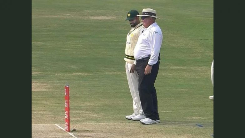 Babar Azam Compares his Belly With Umpire Marais Erasmus: बाबर आज़म ने ग्राउंड पर अंपायर मराइस इरास्मस के साथ किया ऐसा हरकत देख कर आप भी हसीं नहीं रोक पाएंगे, देखें मजेदार मिम्स और Video