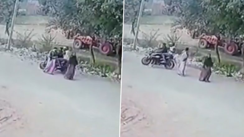 UP: कानपुर में दिहाड़े लूट, बाइक सवार बदमाशों ने महिला की चेन छीने, वारदात CCTV में कैद  (Watch Video)