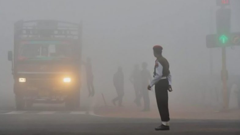 Cold Wave: भीषण शीतलहर की चपेट में राजधानी दिल्ली, घने कोहरे के कारण विजिबिलिटी घटकर 25 मीटर हुई