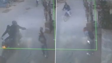 Delhi Acid Attack Video: द्वारका में बाइकसवार ने छात्रा पर फेंका तेजाब, CCTV में कैद हुई घटना