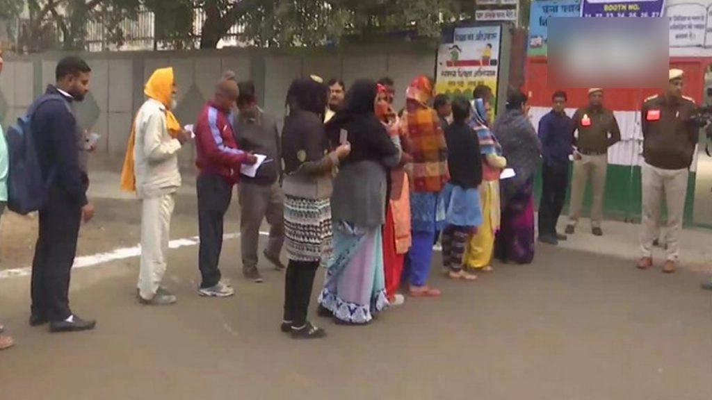  एमसीडी चुनाव के लिए दोपहर 2 बजे तक 30 फीसदी वोटिंग, नौजवानों के साथ बुजुर्गो में भी दिखा उत्साह