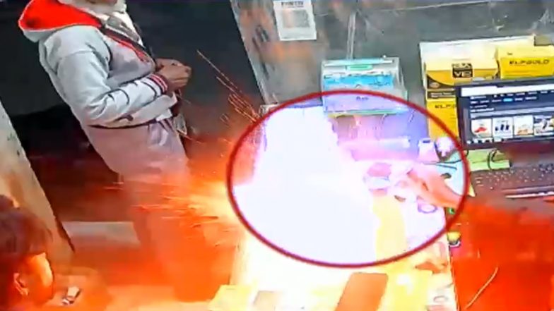 Mobile Phone Blast Video: मध्यप्रदेश के रतलाम में मोबाइल फोन की बैटरी हुई ब्लास्ट, CCTV में कैद हुआ हादसा