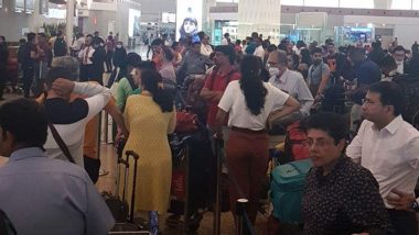 Mumbai Airport System Down: मुंबई एयरपोर्ट के टर्मिनल 2 पर सर्वर डाउन होने के बाद यात्रियों की लगी लंबी कतारें, परेशान यात्रियों ने ट्विटर पर की शिकायत- Watch