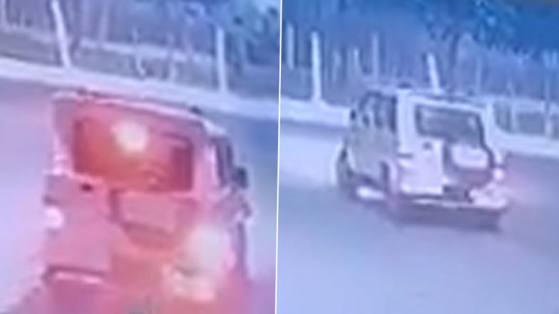 Noida Shocker: दबंगों की दबंगई, कार से टक्कर मार सोसाइटी का गेट तोड़ा