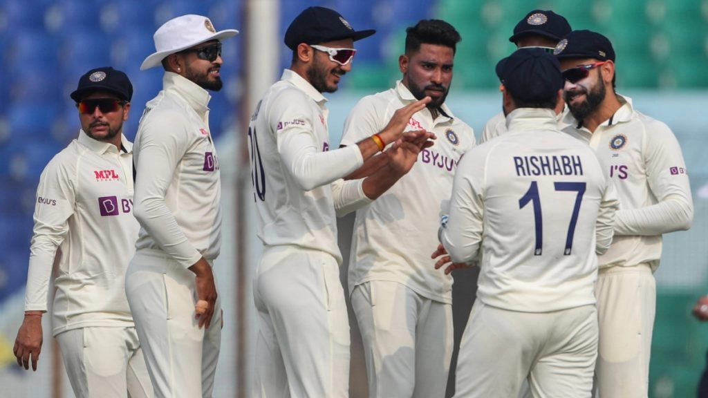 भारत की तरफ से कुलदीप यादव ने सबसे अधिक 4 और मोहम्मद सिराज ने 3 विकेट चटकाए