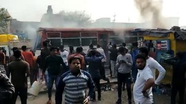 UP Bus Fire Video: कानपुर से लखनऊ आ रही रोडवेज बस में लगी आग, बाल-बाल बचे यात्री