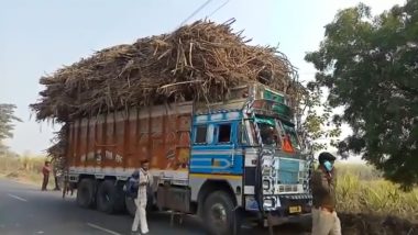 UP Shocker: हापुड़ में गन्ने से भरा ओवरलोड ट्रक हाईटेंशन लाइन से टकराया, करंट उतरने से ट्रक ड्राइवर की मौके मौत - Watch Video