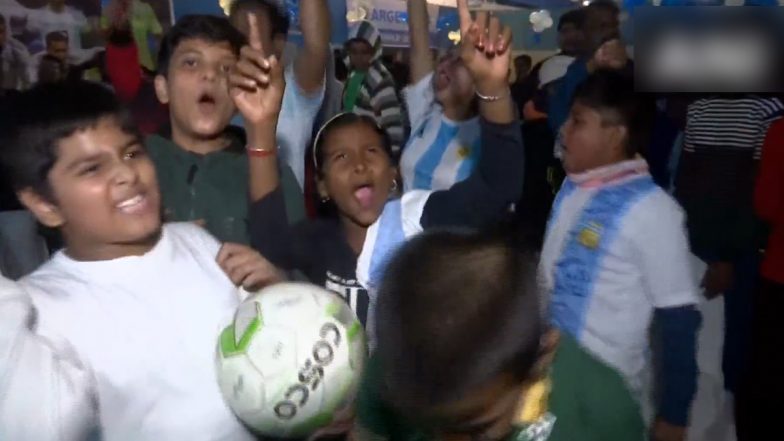 FIFA World Cup 2022: अर्जेंटीना की जीत में डूबा इंडिया, पश्चिम बंगाल के कोलकाता में फैंस ने ऐसे मनाया जश्न (Watch Video)