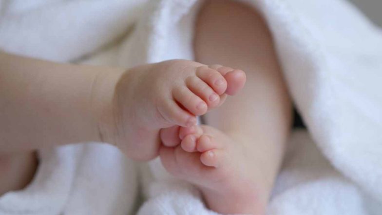 Uttar Pradesh Shocker: निमोनिया से पीड़ित मासूम को जबरन लगाए तीन टीके, मां की गोद में सात महीने के बच्चे ने तोड़ा दम