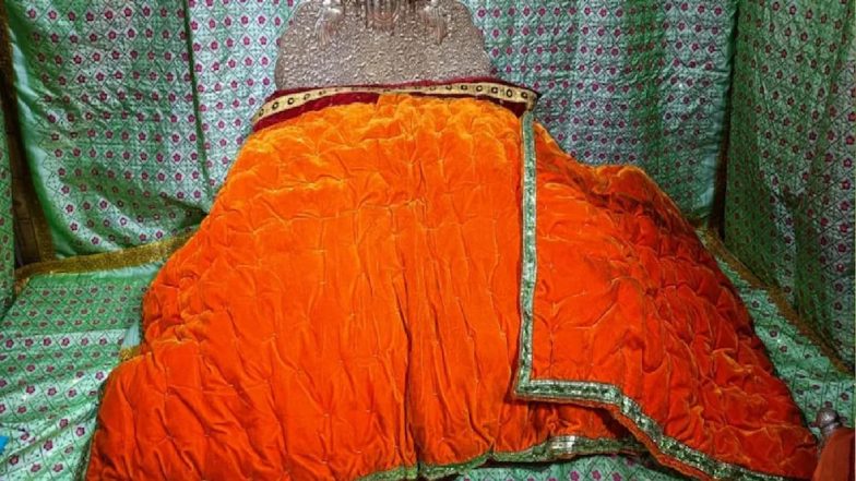 UP: अयोध्या में रामलला को ठंड से बचाने के लिए मंदिर में लगाया गया ब्लोअर, ओढाई गई मखमली रजाई