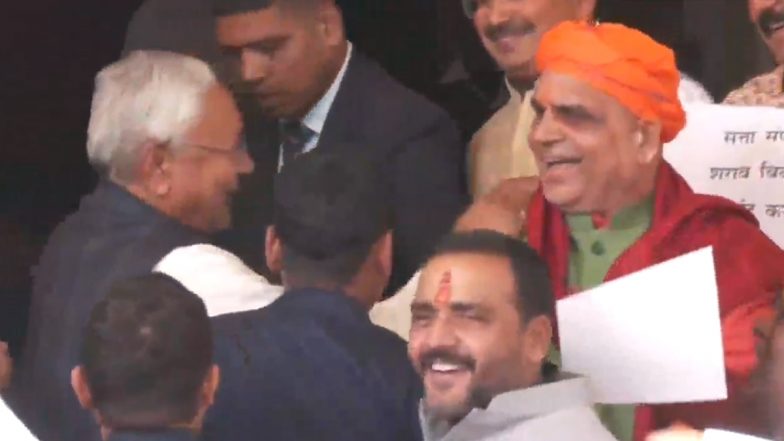 Bihar: जहरीली शराब के मुद्दे को लेकर विधानसभा में CM नीतीश कुमार के खिलाफ BJP का हंगामा (Watch Video)