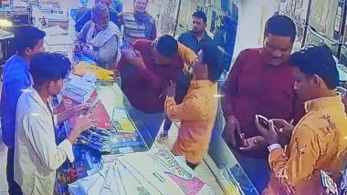VIDEO: मोबाइल चोरी करते पकड़ा गया शख्स, दुकानदार ने दनादन जड़ दिए थप्पड़, वीडियो वायरल